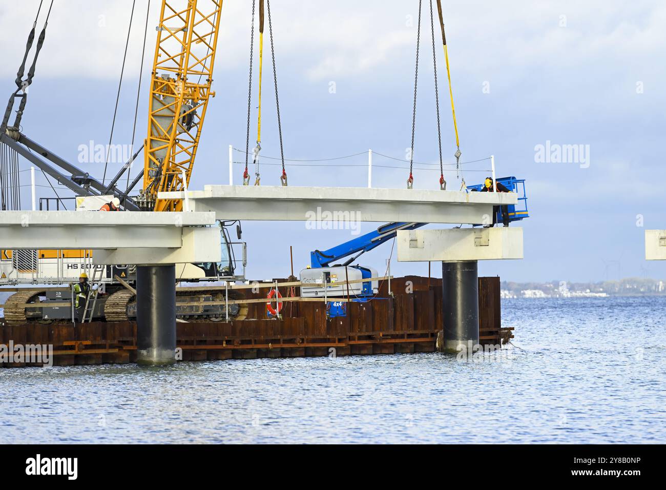 06.11.2023 : Nouvelle construction de la jetée à Scharbeutz, insertion d'un élément de pont, Schleswig-Holstein, Allemagne, 06.11.2023, Neubau der Seebrücke i Banque D'Images