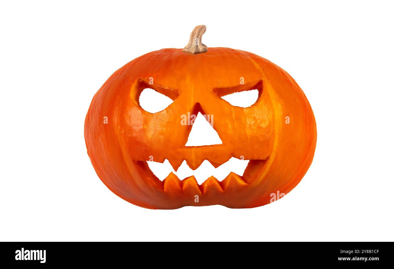 Une citrouille orange vibrante est finement sculptée avec un visage menaçant, mettant en valeur des dents pointues et des yeux féroces, reflétant l'esprit d'Halloween. Banque D'Images Une citrouille orange vibrante est finement sculptée avec un visage menaçant, mettant en valeur des dents pointues et des yeux féroces, reflétant l'esprit d'Halloween. Banque D'Images
