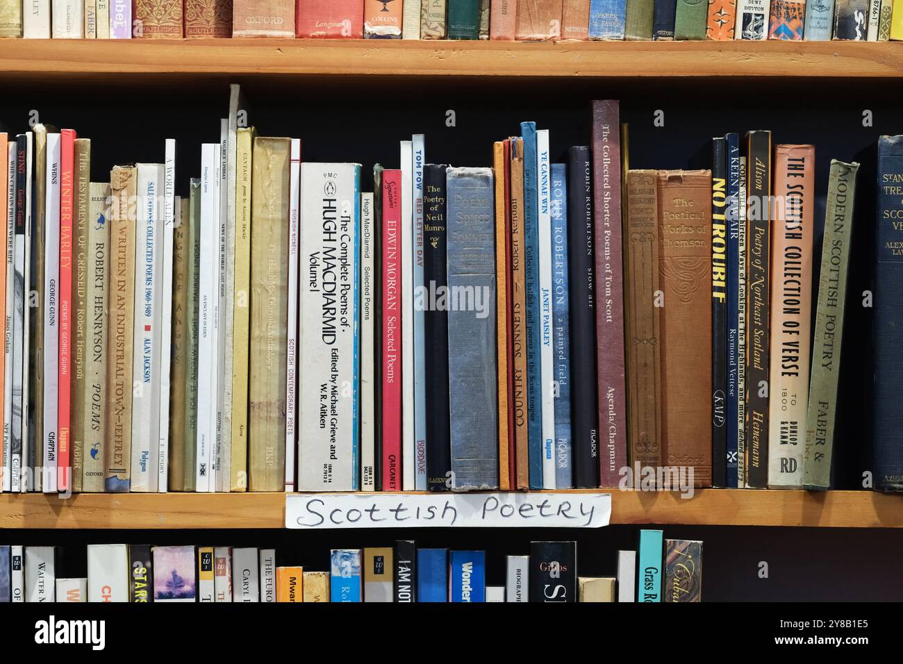 Une sélection de livres de poésie écossais dans une librairie d'occasion à Wigtown, Galloway Scotlands National Book Town Banque D'Images