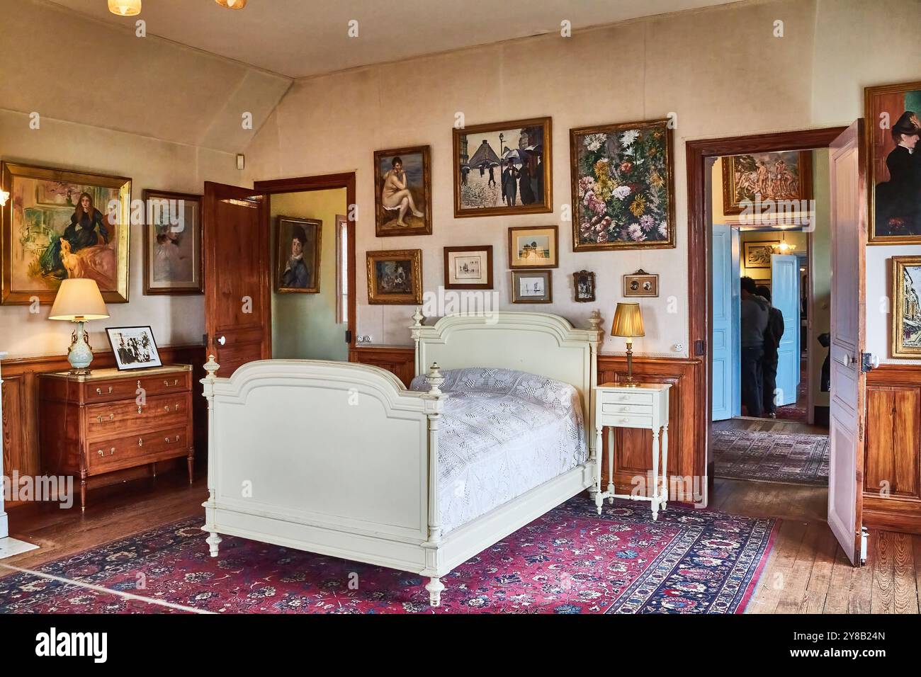 La chambre de Claude Monet dans sa maison à Giverny, France. Banque D'Images