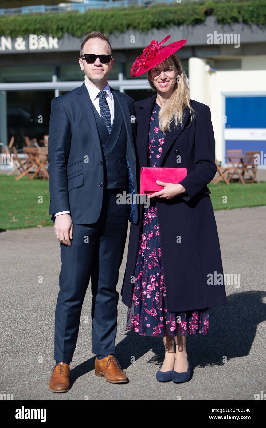 Ascot, Berkshire, Royaume-Uni. 4 octobre 2024. C'était une belle matinée ensoleillée alors que les coureurs glamour sont arrivés à Ascot Racecourse dans le Berkshire pour le BetMGM Autumn Friday Raceday. Crédit : Maureen McLean/Alamy Live News Banque D'Images