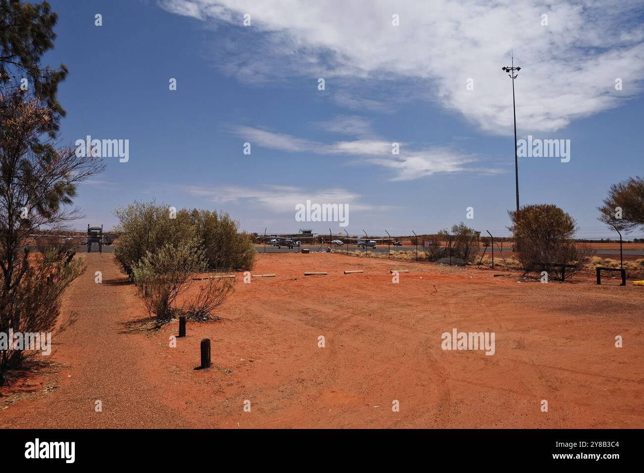 Sentier et sol rouge, zone PEN à l'extérieur de l'aéroport d'Ayers Rock (Connellan Airport) à Yulara, Uluru, Australie centrale Banque D'Images