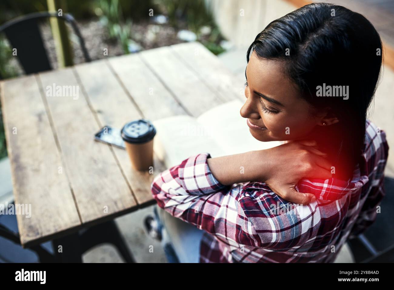Fille, étudiante et douleur au cou de stress au collège avec inflammation, douleur inconfortable et épuisement scolaire. Vue de dessus, personne et massage épaule sur Banque D'Images
