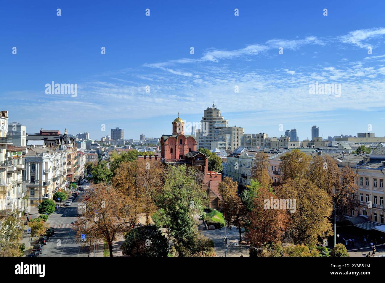 Une vue générale aérienne d'un petit parc et du monument du Golden Gate à Kiev, Ukraine. Capturée à l'été 2024, cette image montre le vent luxuriant Banque D'Images