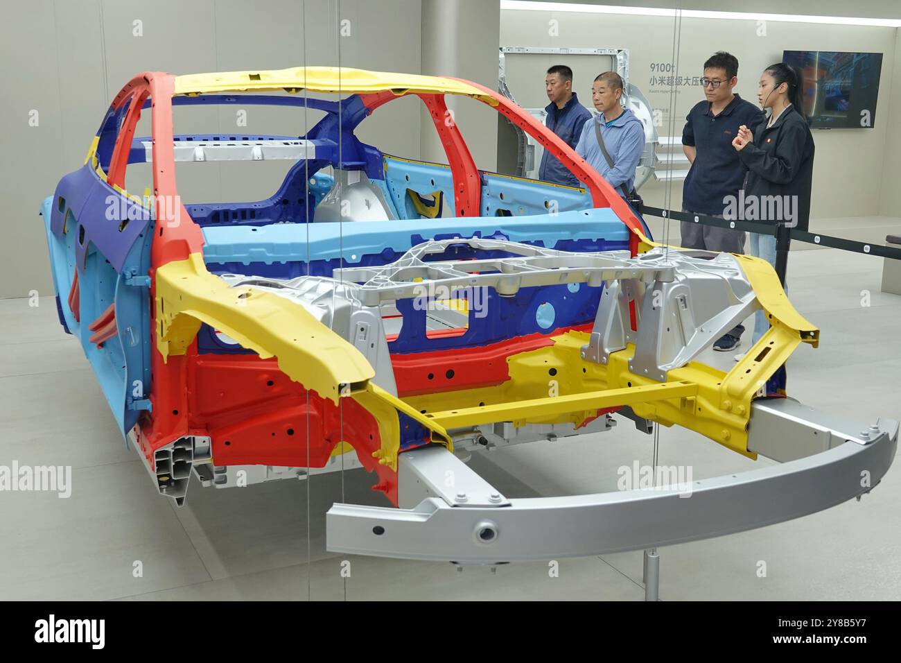 TIANJIN, CHINE - le 3 OCTOBRE 2024 - les visiteurs visitent la carrosserie hybride en acier et aluminium à cage blindée Xiaomi SU7 au salon China (Tianjin) International 2024 Banque D'Images