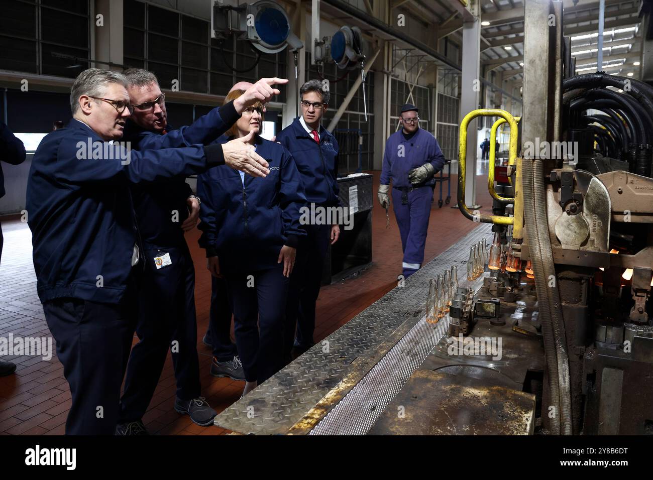 Le premier ministre Sir Keir Starmer (à gauche) lors d'une visite d'une usine de fabrication à Chester. Le Gouvernement s'est engagé à verser près de 22 milliards de livres sterling pour élaborer des projets de captage et de stockage des émissions de carbone provenant de l'énergie, de l'industrie et de la production d'hydrogène. On espère que le financement promis au cours des 25 prochaines années pour deux «clusters de captage du carbone» dans le Merseyside et le Teesside créera et soutiendra des milliers d'emplois, attirera des investissements privés et aidera le Royaume-Uni à atteindre ses objectifs climatiques. Date de la photo : vendredi 4 octobre 2024. Banque D'Images
