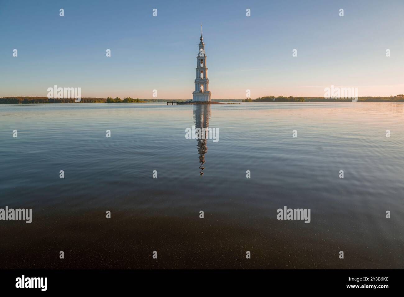 Ancien clocher inondé de la cathédrale de Saint Nicholas dans le paysage du matin de mai. Kalyazin. Région de Tver, Russie Banque D'Images