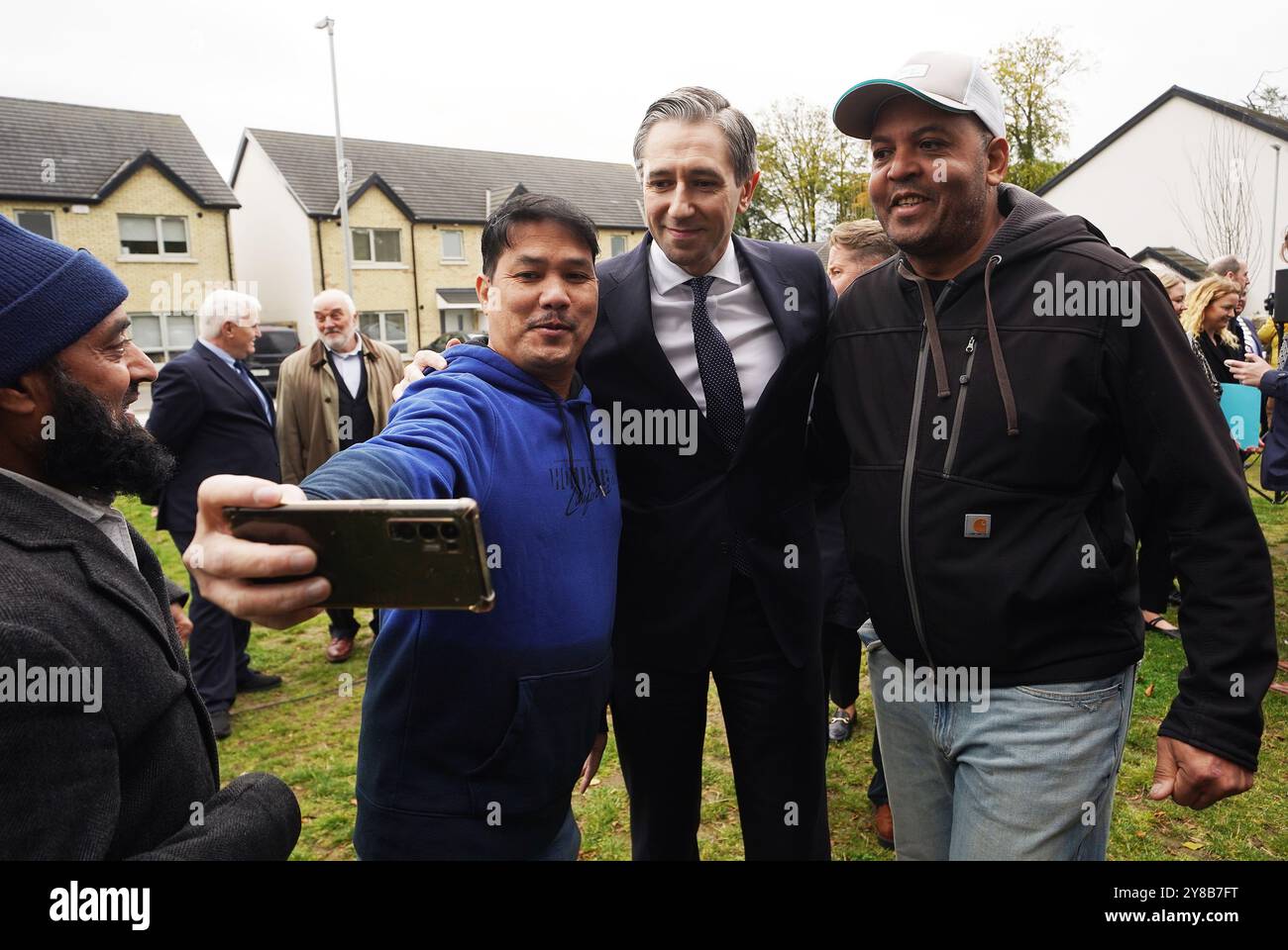 Le Taoiseach Simon Harris (au centre) avec les résidents Jeffrey Gonzales (à gauche) et Alberto Gonzalez (à droite) lors de l'ouverture officielle de 46 nouvelles maisons sociales au Rectory de Blessington, dans le comté de Wicklow. Date de la photo : vendredi 4 octobre 2024. Banque D'Images