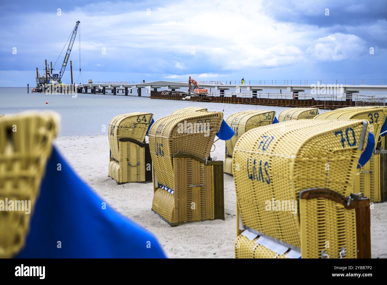 Plage de la mer Baltique avec des chaises de plage vides par mauvais temps à Scharbeutz, Schleswig-Holstein, Allemagne, Ostseestrand mit leeren Strandkörben BEI schlechte Banque D'Images