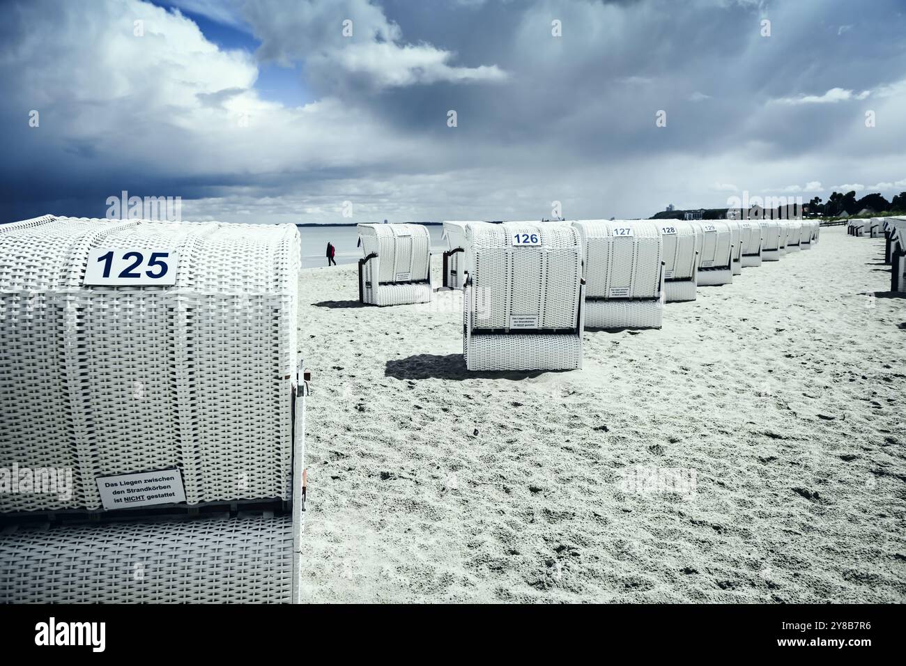 Plage de la mer Baltique avec des chaises de plage vides par mauvais temps à Scharbeutz, Schleswig-Holstein, Allemagne, Ostseestrand mit leeren Strandkörben BEI schlechte Banque D'Images