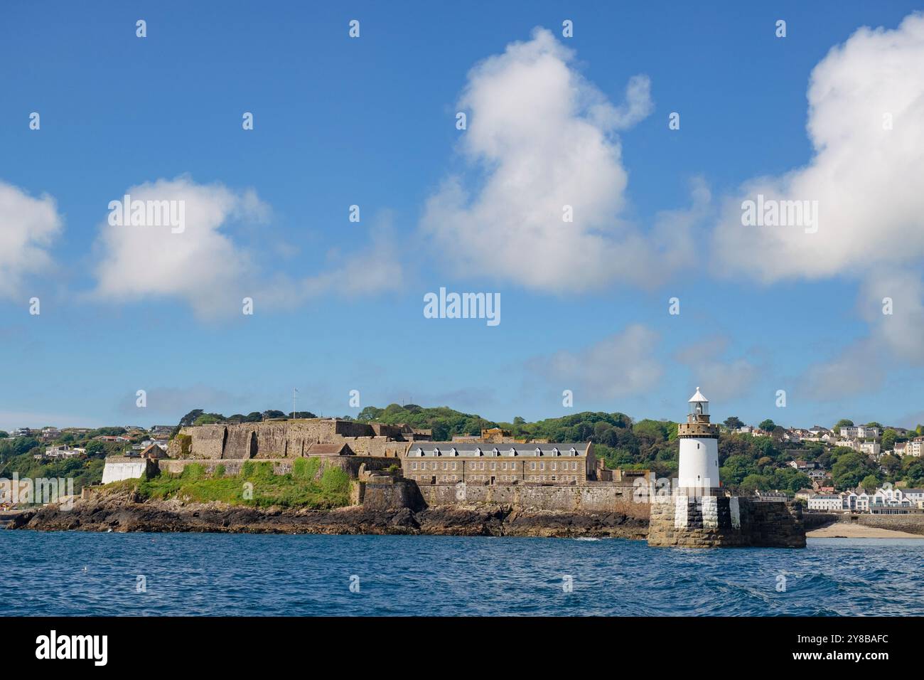 Château et phare à l'entrée du port à St Peter Port, Guernesey, îles Anglo-Normandes, Royaume-Uni, Grande-Bretagne, Europe Banque D'Images