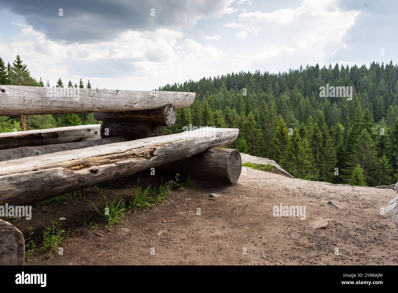 Paysage de montagne d'été avec vieux banc en bois au sommet du mont Paasonvuori, Sortavala, Russie Banque D'Images