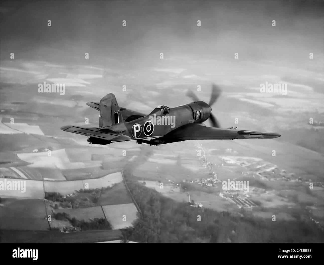 Le Blackburn Firebrand, un chasseur d'attaque monomoteur britannique pour la Fleet Air Arm de la Royal Navy conçu pendant la IIe Guerre mondiale à l'origine pour servir de chasseur pur, ses performances peu impressionnantes et l'attribution prioritaire par le ministère de la production aéronautique des moteurs Napier Sabre au Hawker Typhoon l'ont amené à être redessiné avec un moteur alternatif comme chasseur d'attaque pour tirer parti de sa capacité de transport de charge. Le développement a été lent et le premier avion de production n'a été livré qu'après la fin de la guerre. Seulement quelques centaines ont été construites avant qu'il ne soit avec Banque D'Images