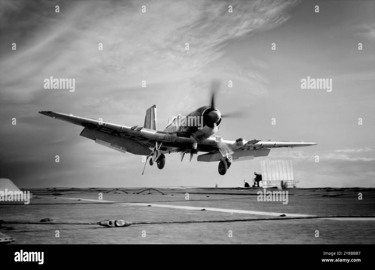 Un Blackburn Firebrand, atterrissant sur le HMS Illustrious. Le chasseur d'attaque monomoteur britannique pour la Fleet Air Arm de la Royal Navy a été conçu pendant la seconde Guerre mondiale. Initialement conçu pour servir de chasseur pur, ses performances peu impressionnantes et les priorités de production du ministère des avions l'ont amené à être redessiné comme chasseur d'attaque pour tirer parti de sa capacité de transport de charge. Le premier avion de production n'a été livré qu'après la fin de la guerre. Quelques centaines seulement furent construites avant son retrait du service de première ligne en 1953. Banque D'Images