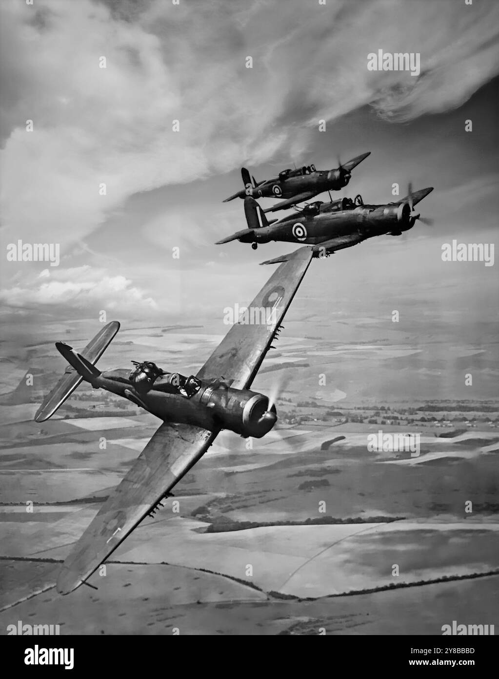 Une formation de Blackburn Rocs, B-25, un chasseur naval exploité pendant la seconde Guerre mondiale par la Fleet Air Arm. Il est dérivé du bombardier/chasseur Blackburn Skua, mais contrairement au Skua, le Roc a son armement dans une tourelle. En décembre 1938, le Roc a effectué son premier vol, ce qui a révélé qu'il avait une vitesse maximale relativement basse de seulement 223 mph. Il a participé à la campagne alliée en Norvège, ainsi qu'à l'opération Dynamo et à l'opération Aerial, aux évacuations des forces alliées de Dunkerque et d'autres ports français. Banque D'Images