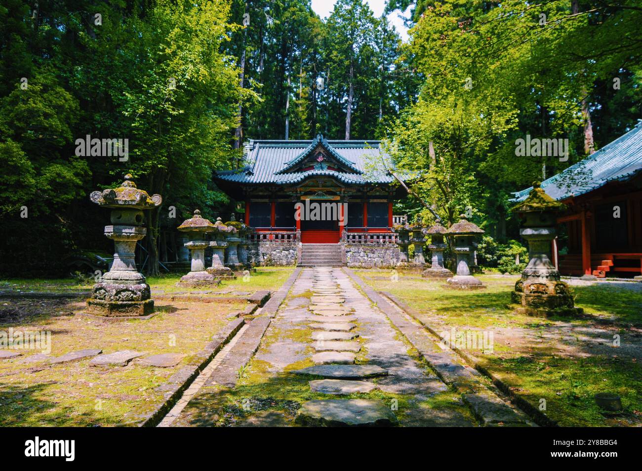 Sanctuaire Futarasan-jinja à Nikko : un sanctuaire shinto historique entouré de forêts luxuriantes, connu pour ses ponts sacrés et son architecture ancienne. Banque D'Images