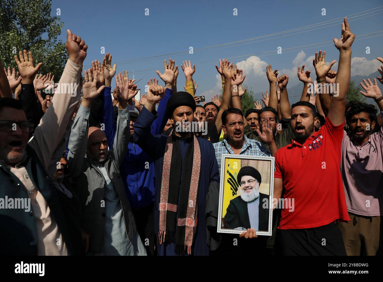 Manifestation contre Israël au Cachemire, Inde les musulmans chiites du Cachemire manifestent contre Israël après le meurtre du dirigeant du Hezbollah Hassan Nasrallah par une frappe aérienne israélienne à Beyrouth, Liban, dans la banlieue de Srinagar, Cachemire, Inde, le 4 octobre 2024. Srinagar India Copyright : xMatrixxImagesx/xDanishxIsmailx Banque D'Images