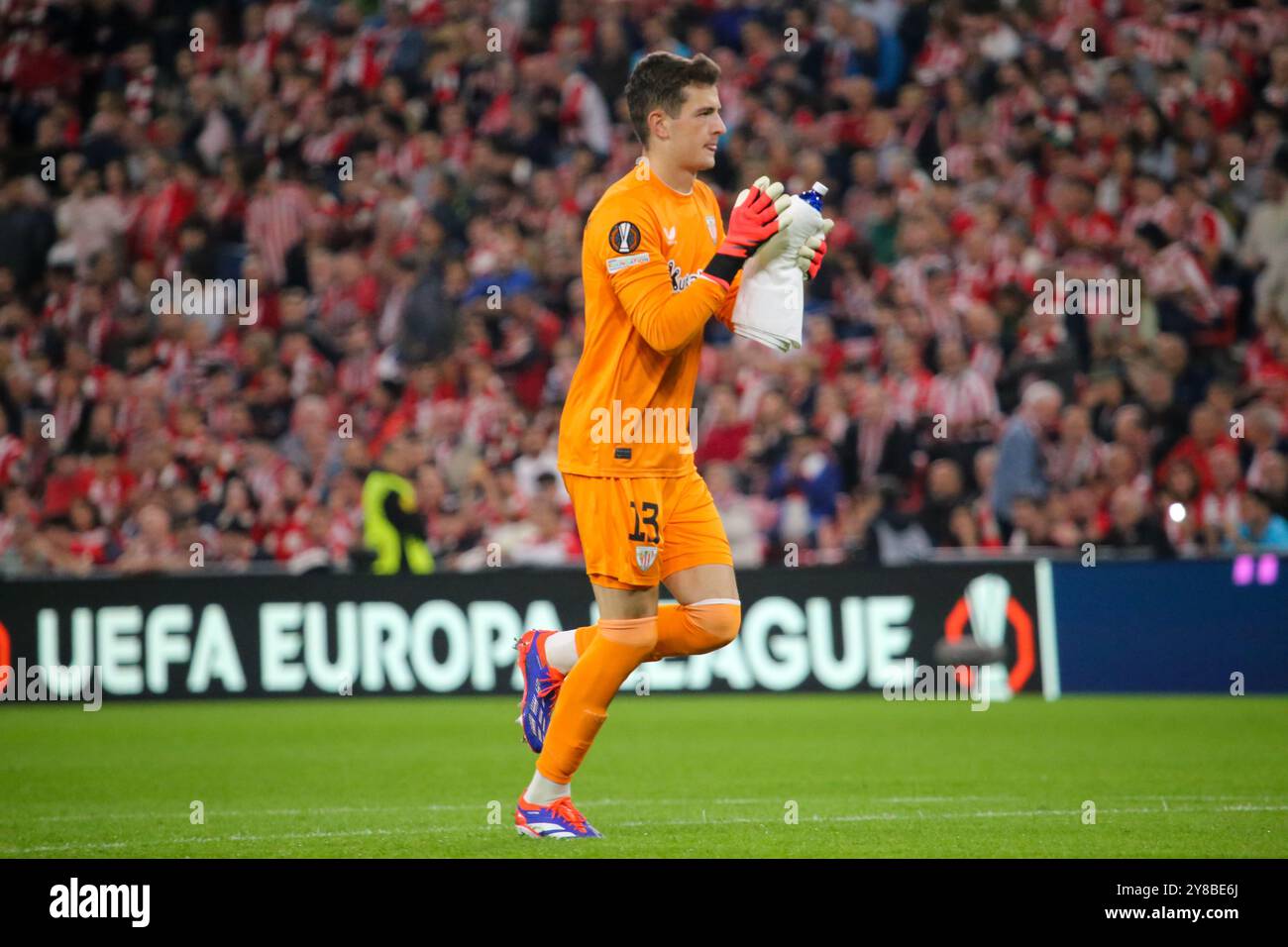 Bilbao, Euskadi, Espagne. 3 octobre 2024. Bilbao, Espagne, 03 octobre 2024 : le gardien de but de l'Athletic Club, Julen Agirrezabala (13 ans), applaudit la foule lors du match de la deuxième phase de l'UEFA Europa League 2024-25 opposant l'Athletic Club et l'AZ Alkmaar le 03 octobre 2024 au stade San Mamés de Bilbao, Espagne. (Crédit image : © Alberto Brevers/Pacific Press via ZUMA Press Wire) USAGE ÉDITORIAL SEULEMENT! Non destiné à UN USAGE commercial ! Banque D'Images