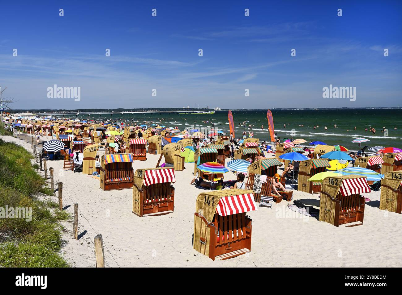 Plage bien visitée de la mer Baltique à Scharbeutz, Schleswig-Holstein, Allemagne, Gut besuchter Ostseestrand à Scharbeutz, Deutschland Banque D'Images