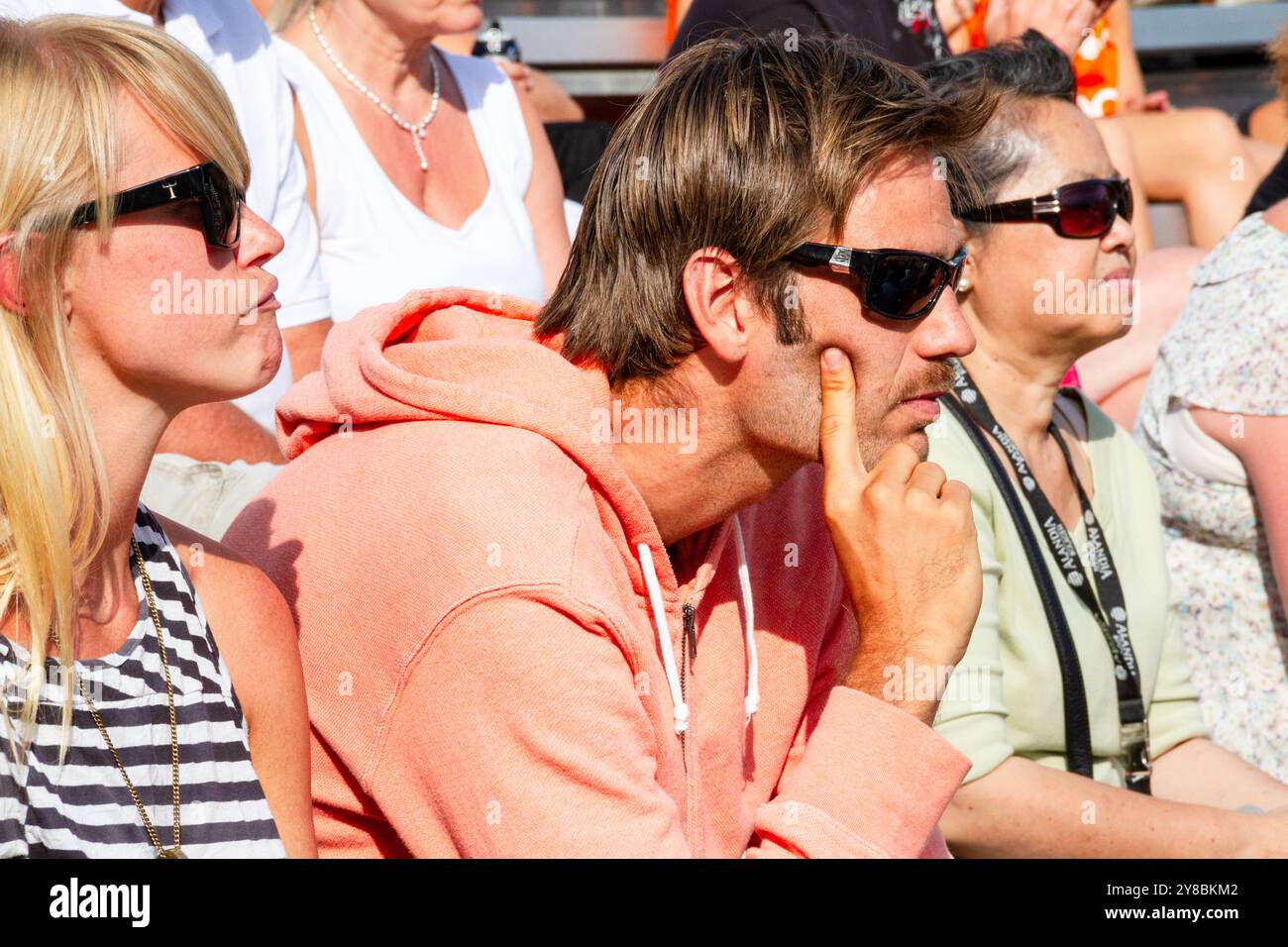 XXXX, BEACH VOLLEY, MARIEHAMN, 2011 : la foule dans les gradins de la principale Alandica Arena profitez de l'action en vêtements d'été légers ou en vêtements de plage lors d'une journée exceptionnellement chaude de la mer Baltique en août 2011 au PAF Open à Mariehamn, Åland, Finlande. Photographie : Rob Watkins. INFO : entre 2009-2013, le tournoi PAF Open Beach Volleyball était un événement annuel organisé à Mariehamn, Åland, Finlande. Il a attiré les meilleures équipes et joueurs internationaux dans le cadre du circuit mondial officiel de la FIVB, mettant en vedette le Beach volley de haut niveau. Banque D'Images