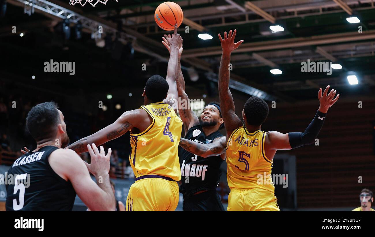 Wuerzbourg, Allemagne. 1er octobre 2024. IM Bild : v.Li. Owen Klassen (paniers de Wuerzburg, 5), Marcus Bingham Jr. (Hapoel Netanel Holon, 4), Mike Davis Jr. (paniers de Wuerzburg, 3) et Jalen Adams (Hapoel Netanel Holon, 5) 01.10.2024, FIT/One Wuerzburg Baskets v. Hapoel Netanel Holon, Ligue des champions de basket-ball, 1. Spieltag, Deutschland, Wuerzburg, tectake-Arena, crédit : dpa/Alamy Live News Banque D'Images