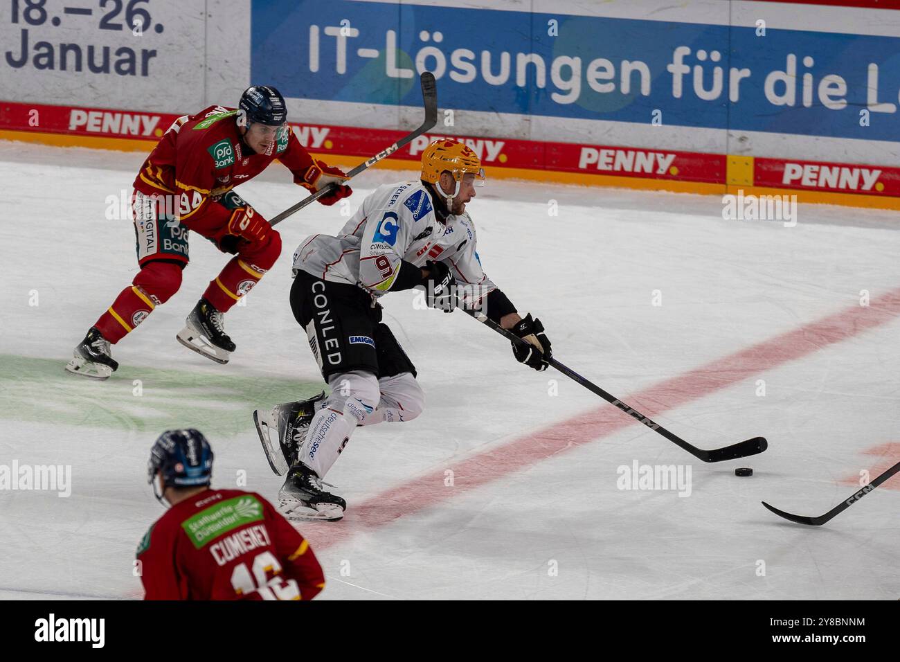 Jan Urbas (Fischtown Pinguins Bremerhaven, #09) Stuermt Tyler angle (Duesseldorfer EG, #94) Davon, GER Duesseldorfer EG v. Fischtown Pinguins Bremerhaven, Eishockey, Deutsche Eishockey-Liga, 5. Spieltag, saison 2024/2025, 01.10.2024 Foto : Eibner-Pressefoto/Fabian Friese Banque D'Images