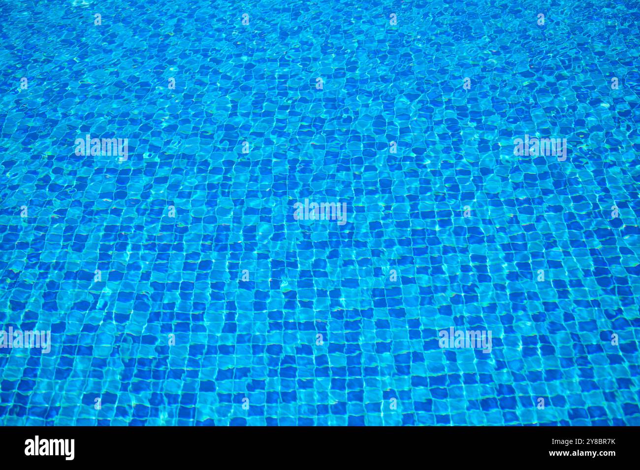 Vue abstraite des caustiques de fond de la piscine avec ondulation et écoulement sur la surface de l'eau. Banque D'Images