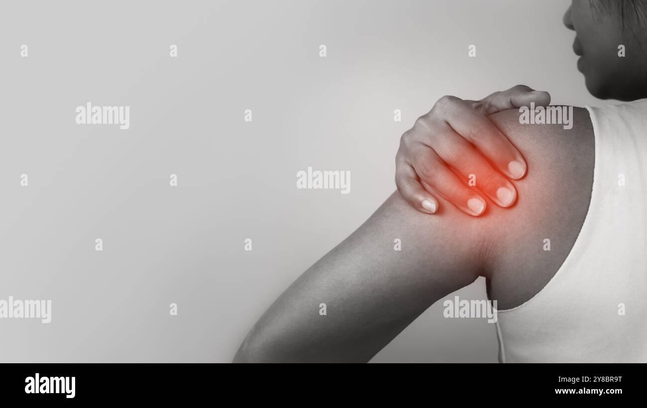 Femme avec douleur aiguë épaule avec douleur au cou sur fond gris, inflammation de l'épaule et bras, femme massant son spasme musculaire de l'épaule, Healthcar Banque D'Images