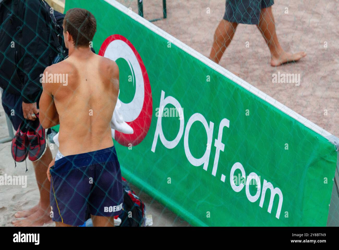 JOUEUR DE COUPS DE SOLEIL, BEACH VOLLEY, MARIEHAMN, 2011 : joueur de coups de soleil en août 2011 à l'Open de la PAF à Mariehamn, Åland, Finlande. Photographie : Rob Watkins. INFO : entre 2009-2013, le tournoi PAF Open Beach Volleyball était un événement annuel organisé à Mariehamn, Åland, Finlande. Il a attiré les meilleures équipes et joueurs internationaux dans le cadre du circuit mondial officiel de la FIVB, mettant en vedette le Beach volley de haut niveau. Banque D'Images