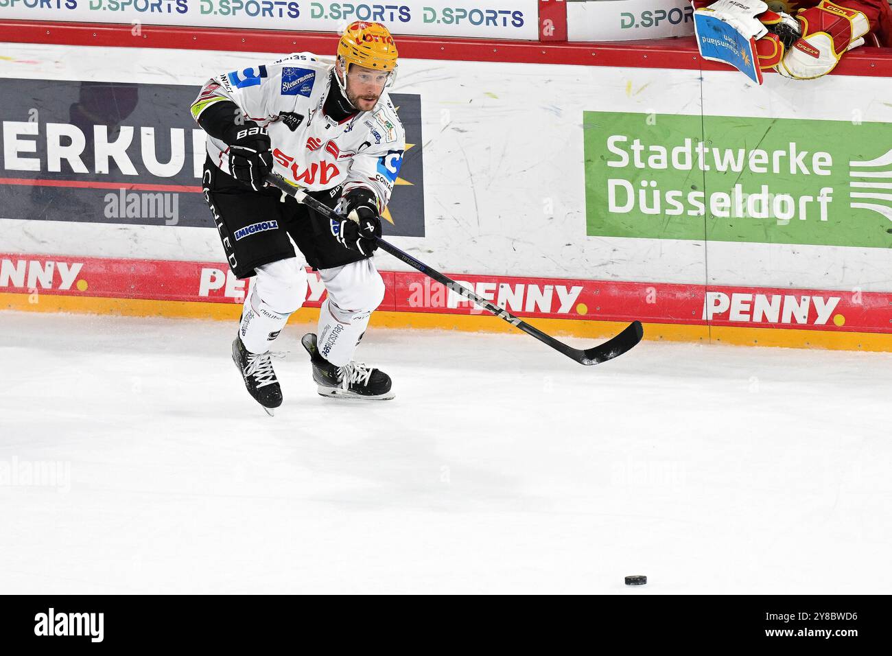 Eishockey DEL - 24/25 - 5. Spieltag : Düsseldorfer EG vs Fischtown Pinguins AM 01.10.2024 im PSD Bank Dome in Düsseldorf Bremerhavens Jan Urbas (Nr.9) Foto : osnapix Banque D'Images