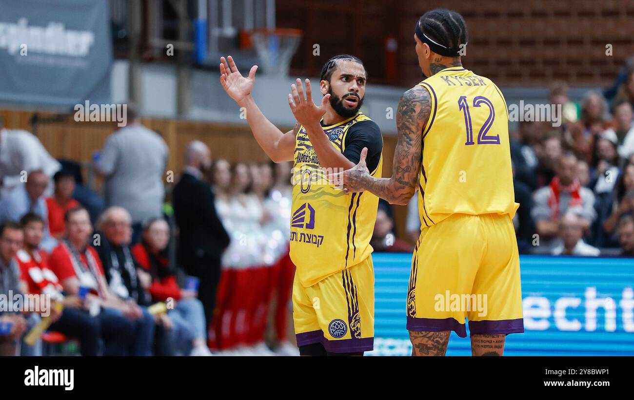 IM Bild : v.Li. Elijah Mitrou-long (Hapoel Netanel Holon, 0) und Michale Kyser (Hapoel Netanel Holon, 12), Besprechung 01.10.2024, FIT/One Wuerzburg Baskets v. Hapoel Netanel Holon, Ligue des champions de basket-ball, 1. Spieltag, Deutschland, Wuerzburg, tectake-Arena, Banque D'Images