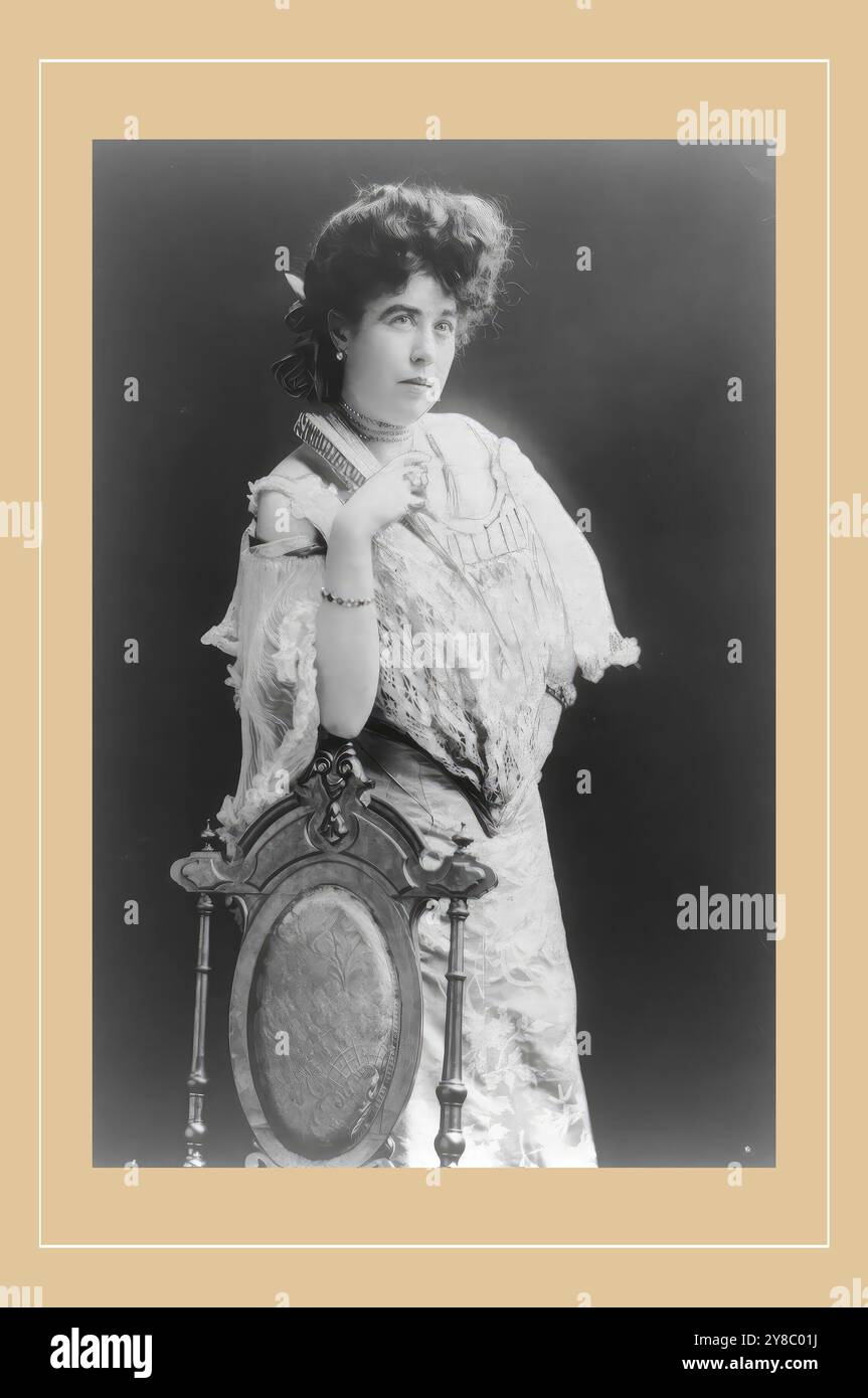 MRS James J. 'Molly' Brown, survivant du Titanic, portrait de trois quarts de longueur, debout, face à droite, bras droit au dos de la chaise, entre 1890 et 1920, Brown, Margaret Tobin, 1867-1932, tirages photographiques, 1890-1920., Portrait Photographs, 1890-1920., Portrait Photographs, 1890-1920, tirages photographiques, 1890-1920, 1 tirage photographique. Banque D'Images