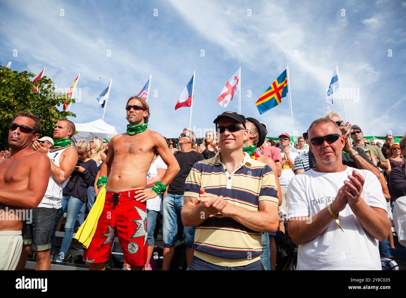 CÉRÉMONIE DES MÉDAILLES FOULE, BEACH VOLLEY, MARIEHAMN, 2011 : la foule applaudit les médaillés en août 2011 à l'Open de la PAF à Mariehamn, Åland, Finlande. Photographie : Rob Watkins. INFO : entre 2009-2013, le tournoi PAF Open Beach Volleyball était un événement annuel organisé à Mariehamn, Åland, Finlande. Il a attiré les meilleures équipes et joueurs internationaux dans le cadre du circuit mondial officiel de la FIVB, mettant en vedette le Beach volley de haut niveau. Banque D'Images
