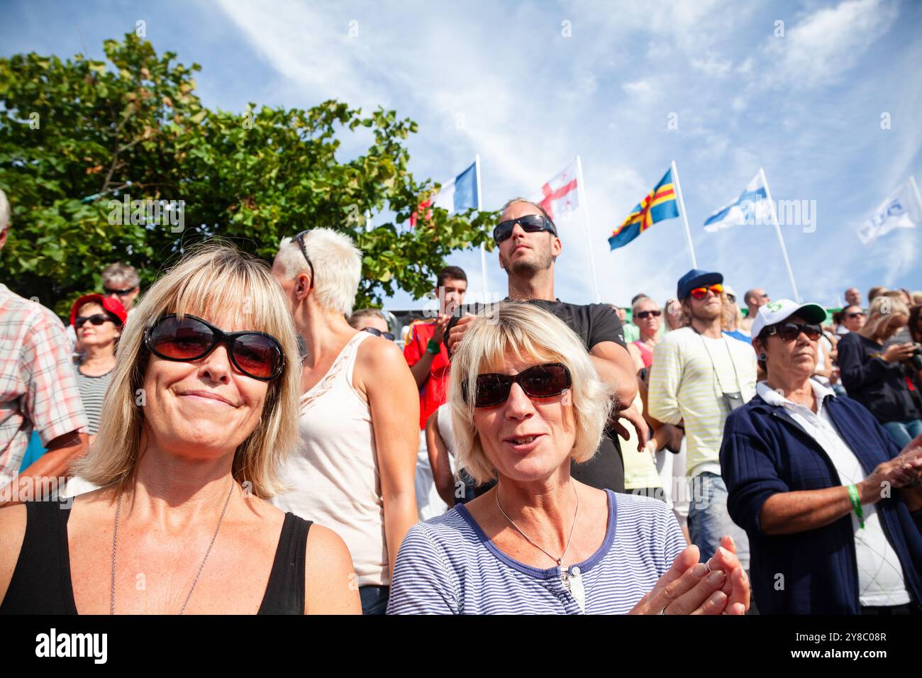 CÉRÉMONIE DES MÉDAILLES FOULE, BEACH VOLLEY, MARIEHAMN, 2011 : la foule applaudit les médaillés en août 2011 à l'Open de la PAF à Mariehamn, Åland, Finlande. Photographie : Rob Watkins. INFO : entre 2009-2013, le tournoi PAF Open Beach Volleyball était un événement annuel organisé à Mariehamn, Åland, Finlande. Il a attiré les meilleures équipes et joueurs internationaux dans le cadre du circuit mondial officiel de la FIVB, mettant en vedette le Beach volley de haut niveau. Banque D'Images