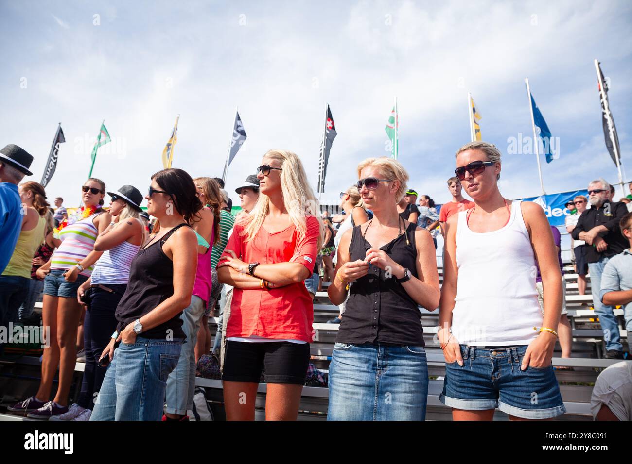CÉRÉMONIE DES MÉDAILLES FOULE, BEACH VOLLEY, MARIEHAMN, 2011 : la foule applaudit les médaillés en août 2011 à l'Open de la PAF à Mariehamn, Åland, Finlande. Photographie : Rob Watkins. INFO : entre 2009-2013, le tournoi PAF Open Beach Volleyball était un événement annuel organisé à Mariehamn, Åland, Finlande. Il a attiré les meilleures équipes et joueurs internationaux dans le cadre du circuit mondial officiel de la FIVB, mettant en vedette le Beach volley de haut niveau. Banque D'Images