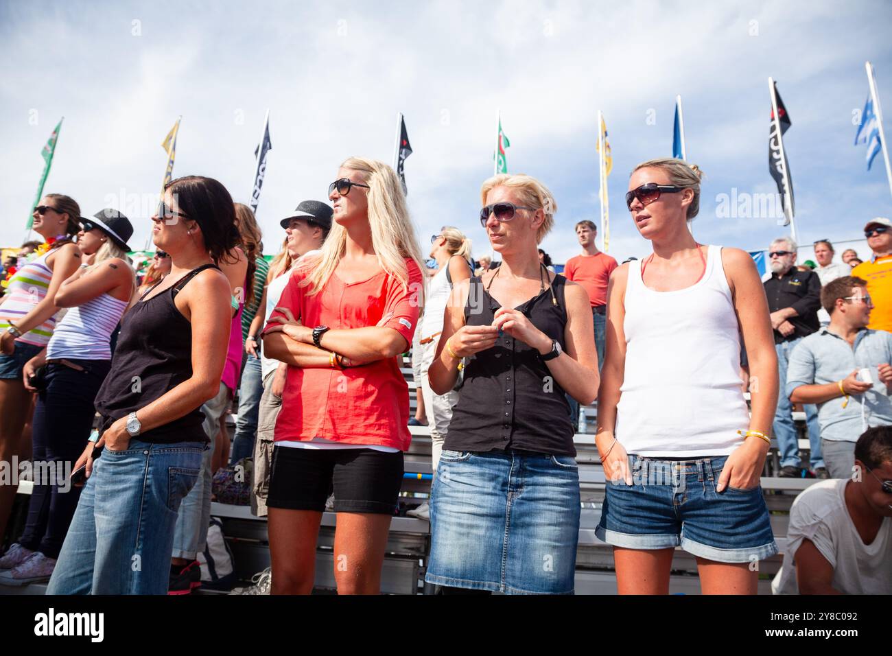 CÉRÉMONIE DES MÉDAILLES FOULE, BEACH VOLLEY, MARIEHAMN, 2011 : la foule applaudit les médaillés en août 2011 à l'Open de la PAF à Mariehamn, Åland, Finlande. Photographie : Rob Watkins. INFO : entre 2009-2013, le tournoi PAF Open Beach Volleyball était un événement annuel organisé à Mariehamn, Åland, Finlande. Il a attiré les meilleures équipes et joueurs internationaux dans le cadre du circuit mondial officiel de la FIVB, mettant en vedette le Beach volley de haut niveau. Banque D'Images