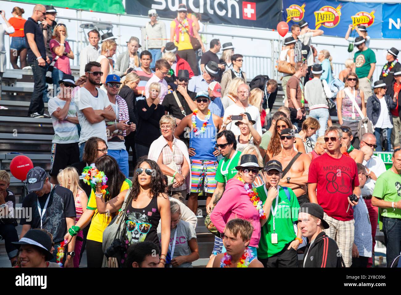 CÉRÉMONIE DES MÉDAILLES FOULE, BEACH VOLLEY, MARIEHAMN, 2011 : la foule applaudit les médaillés en août 2011 à l'Open de la PAF à Mariehamn, Åland, Finlande. Photographie : Rob Watkins. INFO : entre 2009-2013, le tournoi PAF Open Beach Volleyball était un événement annuel organisé à Mariehamn, Åland, Finlande. Il a attiré les meilleures équipes et joueurs internationaux dans le cadre du circuit mondial officiel de la FIVB, mettant en vedette le Beach volley de haut niveau. Banque D'Images