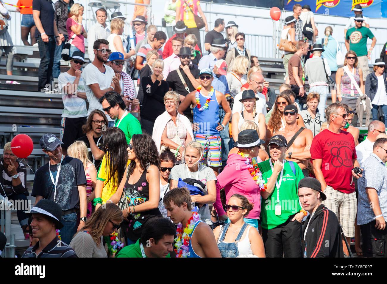 CÉRÉMONIE DES MÉDAILLES FOULE, BEACH VOLLEY, MARIEHAMN, 2011 : la foule applaudit les médaillés en août 2011 à l'Open de la PAF à Mariehamn, Åland, Finlande. Photographie : Rob Watkins. INFO : entre 2009-2013, le tournoi PAF Open Beach Volleyball était un événement annuel organisé à Mariehamn, Åland, Finlande. Il a attiré les meilleures équipes et joueurs internationaux dans le cadre du circuit mondial officiel de la FIVB, mettant en vedette le Beach volley de haut niveau. Banque D'Images