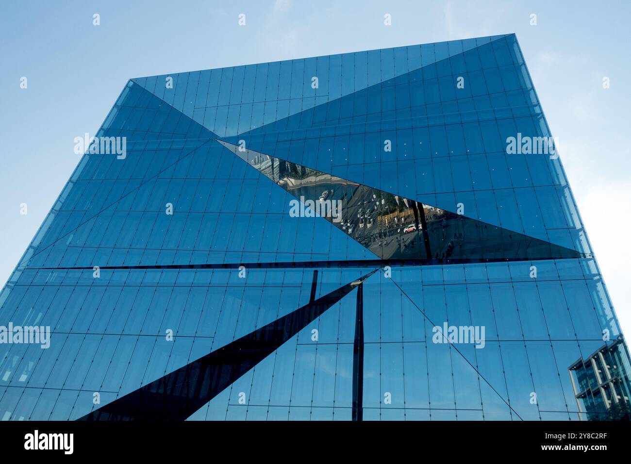 Cube Berlin Allemagne Europe architecture moderne façade en verre bâtiment formes de bureau lignes miroir réflexion Banque D'Images