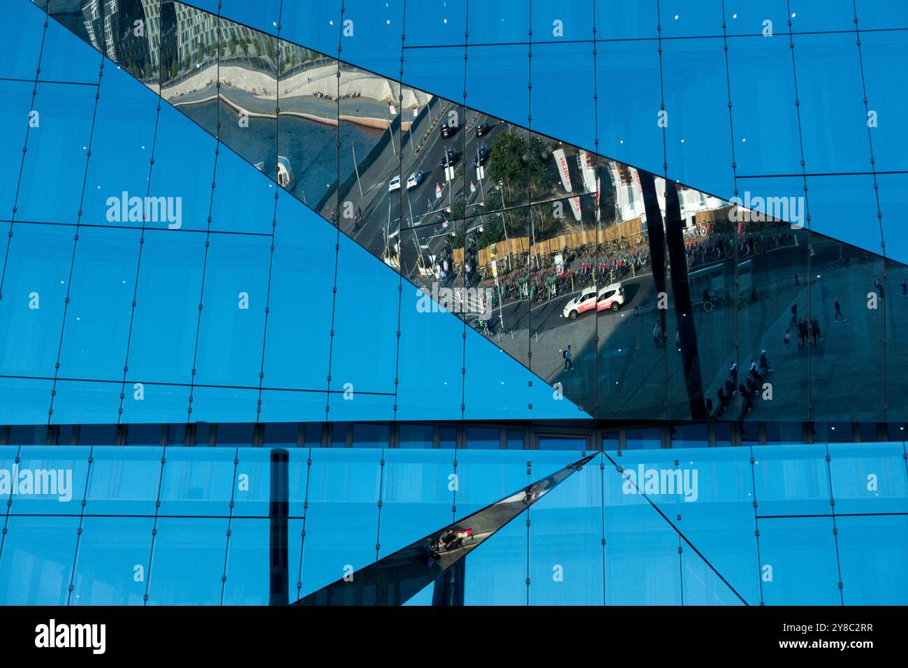 Cube Berlin Allemagne Europe architecture moderne façade en verre bâtiment formes de bureau lignes miroir réflexion Banque D'Images