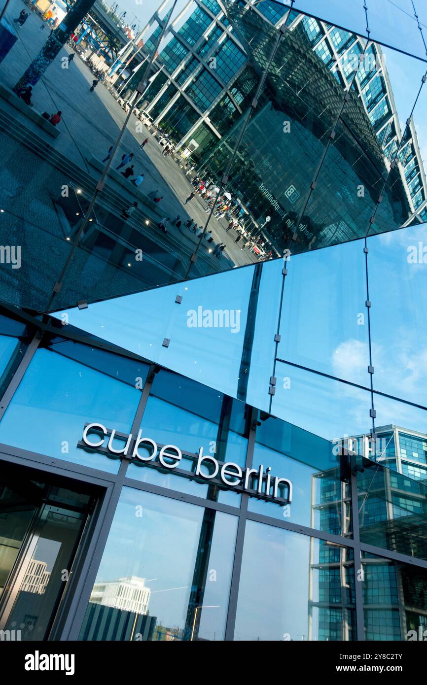 Cube Berlin Allemagne Europe architecture moderne façade en verre bâtiment formes de bureau lignes miroir réflexion Banque D'Images