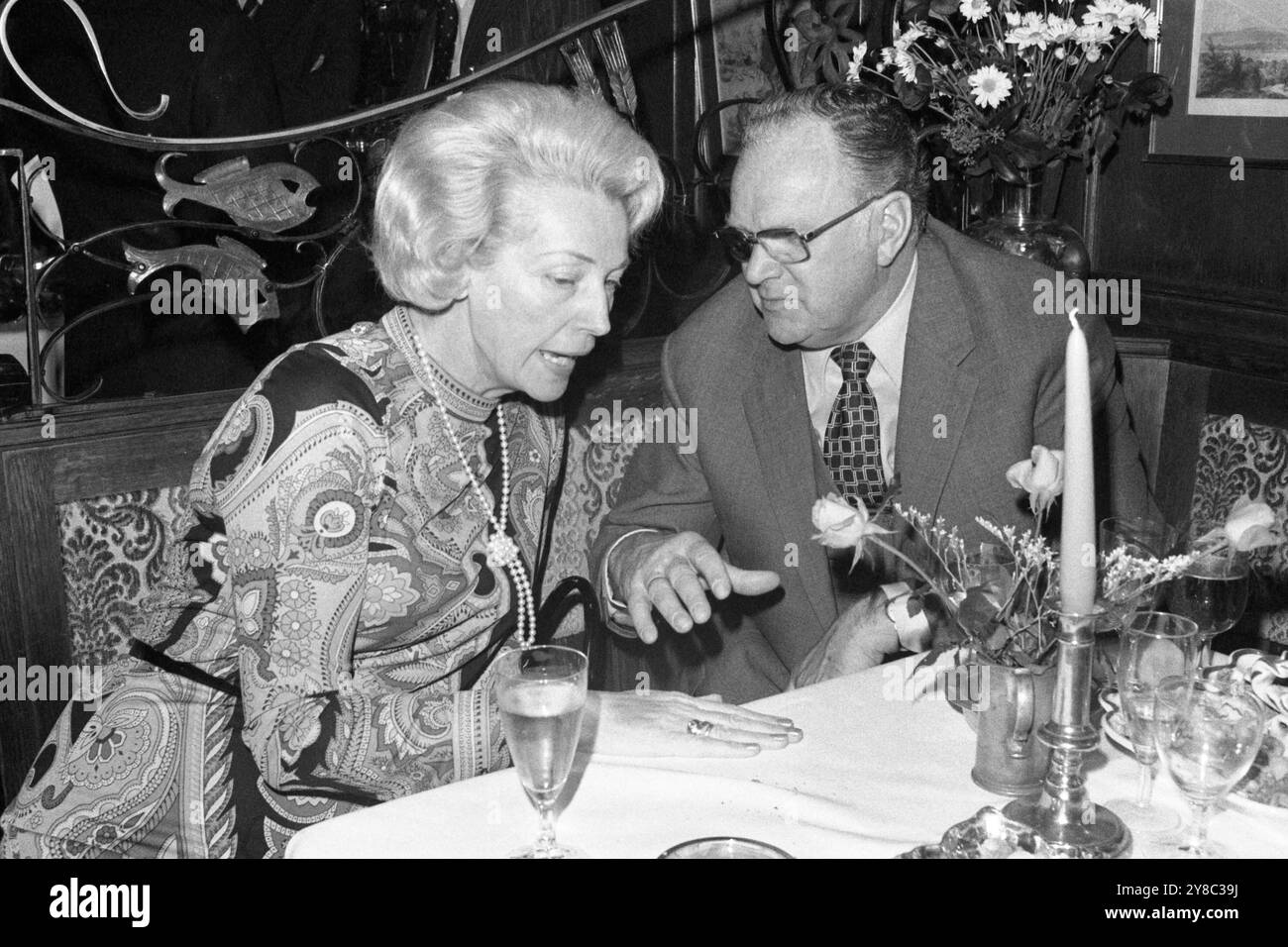 PHOTO ARCHIVE : Annemarie RENGER aurait eu 105 ans le 7 octobre 2024, Annemarie RENGER, politicienne, SPD, Président du Bundestag, en conversation avec Richard STUECKLEN St?cklen, CSU, homme politique, assis à la table, en conversation, dans le pub 'Maternus' à Bonn, photo en noir et blanc, photo non datée vers 1973, Banque D'Images