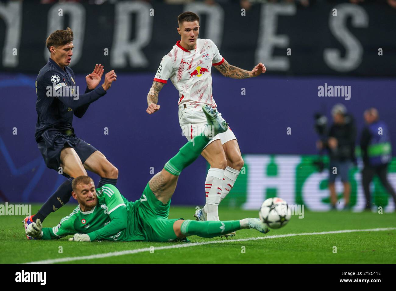 02.10.2024, Fussball, saison 2024/2025, Ligue des Champions, 2. Spieltag, RB Leipzig - Juventus Turin, v. L. Nicolo Savona (Juventus Turin), Michele Di Gregorio (Juventus Turin), Benjamin Sesko (RB Leipzig) Foto : Tim Rehbein/RHR-FOTO Banque D'Images