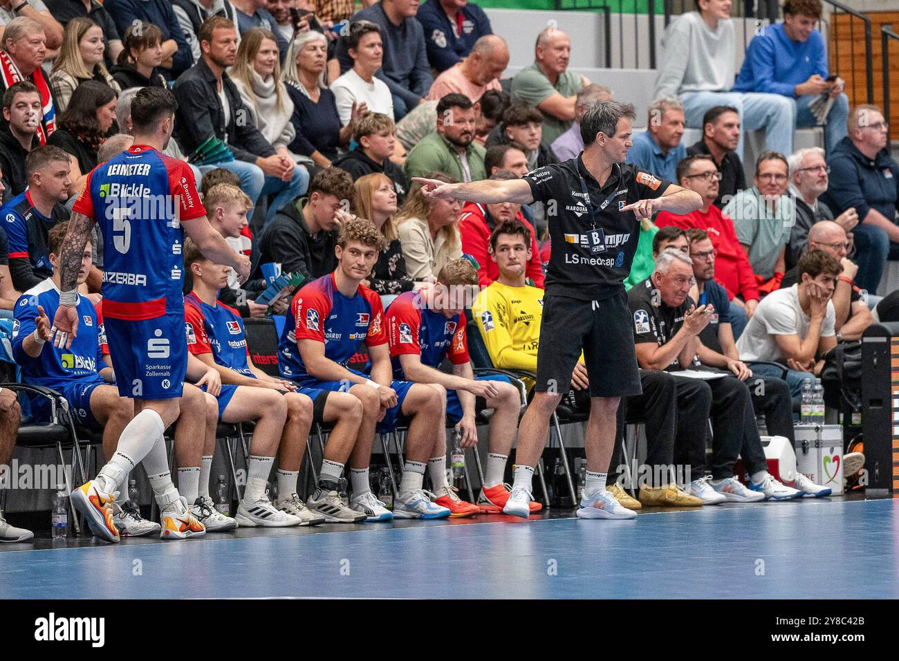 HBW Balingen-Weilstetten v. HSG Wetzlar, Handball, DHB-Pokal, 2. Runde, 02.10.2024, Bank mit Matthias Flohr (HBW Balingen, Chef-formateur) Foto : Eibner-Pressefoto/Stefan Rosenfeld Banque D'Images