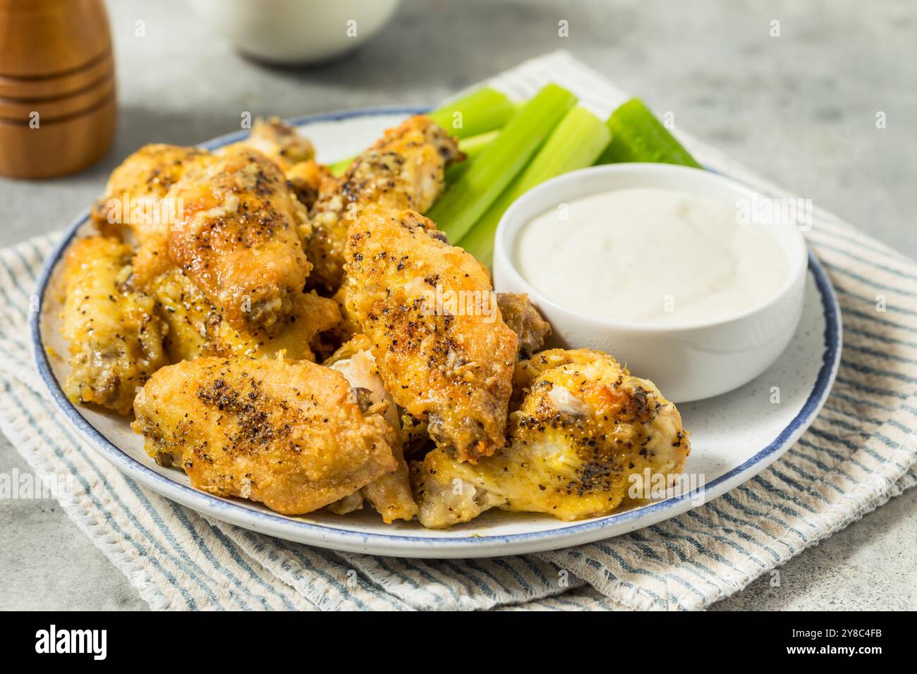Ailes de poulet au citron et au poivre maison épicées avec fromage bleu Banque D'Images