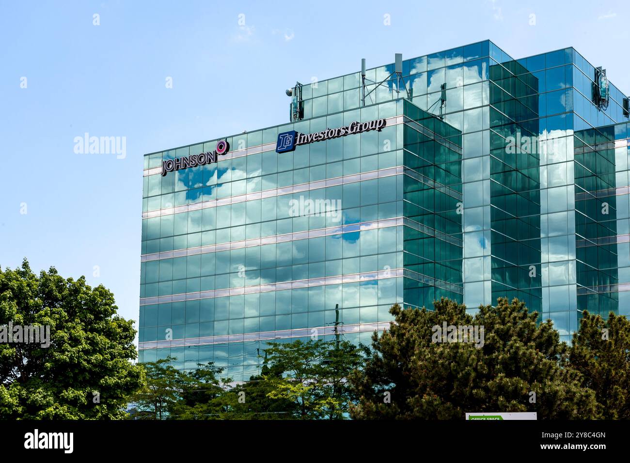 Enseigne de Johnson Insurance et Investors Group sur le bâtiment de Richmond Hill, Ontario, Canada. Banque D'Images