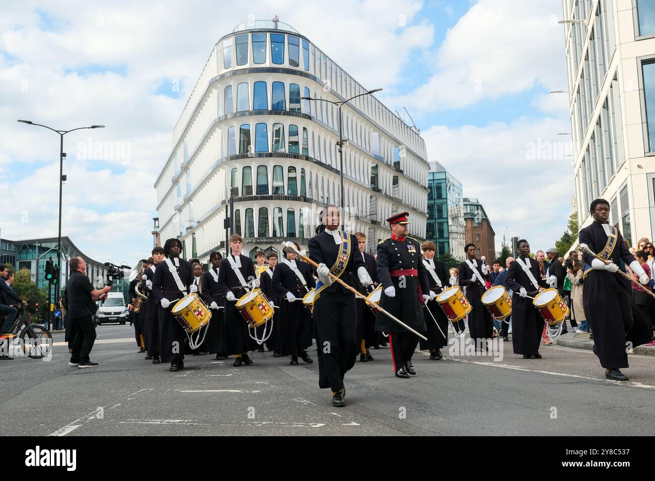 Londres, Royaume-Uni, 4 octobre 2024. Les élèves et le personnel de la Christ's Hospital School à Horsham défilent dans la ville de Londres avec une fanfare pour leur célébration annuelle de la Saint Matthieu et pour marquer le 350e anniversaire de la Royal Mathematical School. Crédit : onzième heure photographie/Alamy Live News Banque D'Images