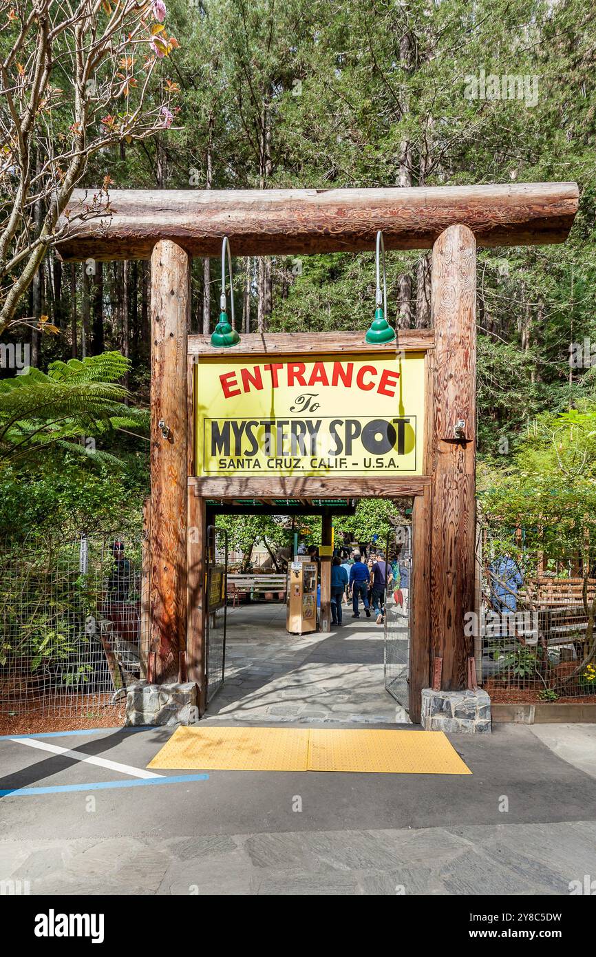 Les gens marchent dans l'entrée de Mystery Spot. Banque D'Images