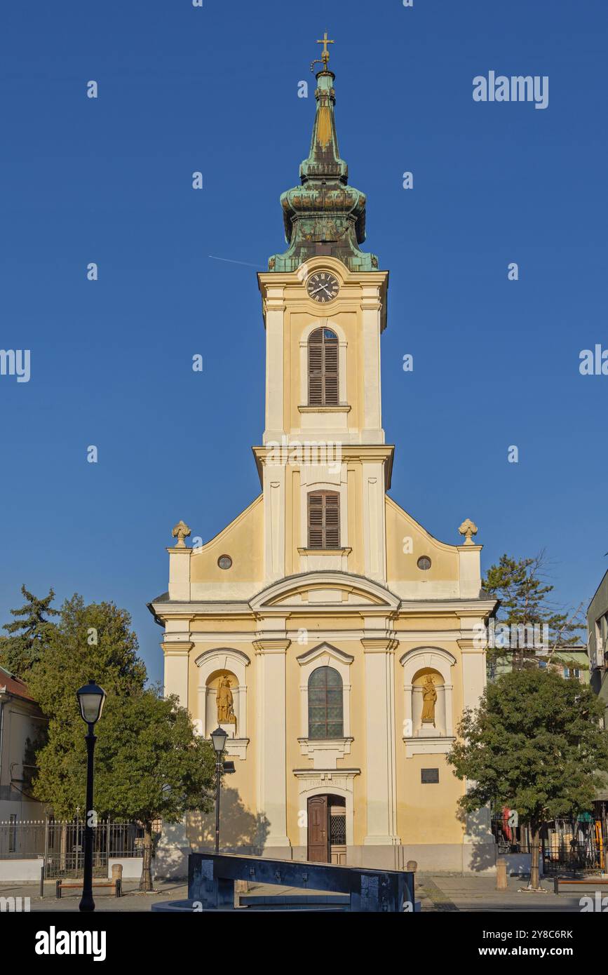 Belgrade, Serbie - 22 septembre 2024 : Église catholique romaine de l'Assomption de la Bienheureuse Vierge Marie sur la place à Zemun jour d'été ensoleillé. Banque D'Images