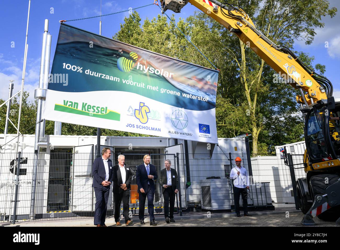 Nieuwegein, pays-Bas, 2024-10-04 15:28:20 NIEUWEGEIN, 04-10-2024, HysolarKing Willem Alexander ouvre la nouvelle station de production d'hydrogène vert d'Hysolar. Le Roi dévoile l’électrolyseur, qui convertit l’énergie solaire et éolienne en hydrogénoPHOTO vert : NLBeeld/Patrick Van EMST crédit : NL Beeld/Patrick Van EMST Banque D'Images